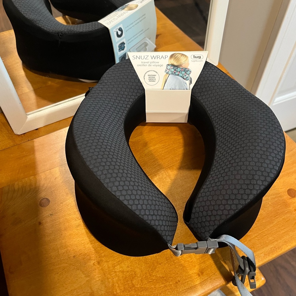 NWT Lug Snuz Wrap black travel neck pillow